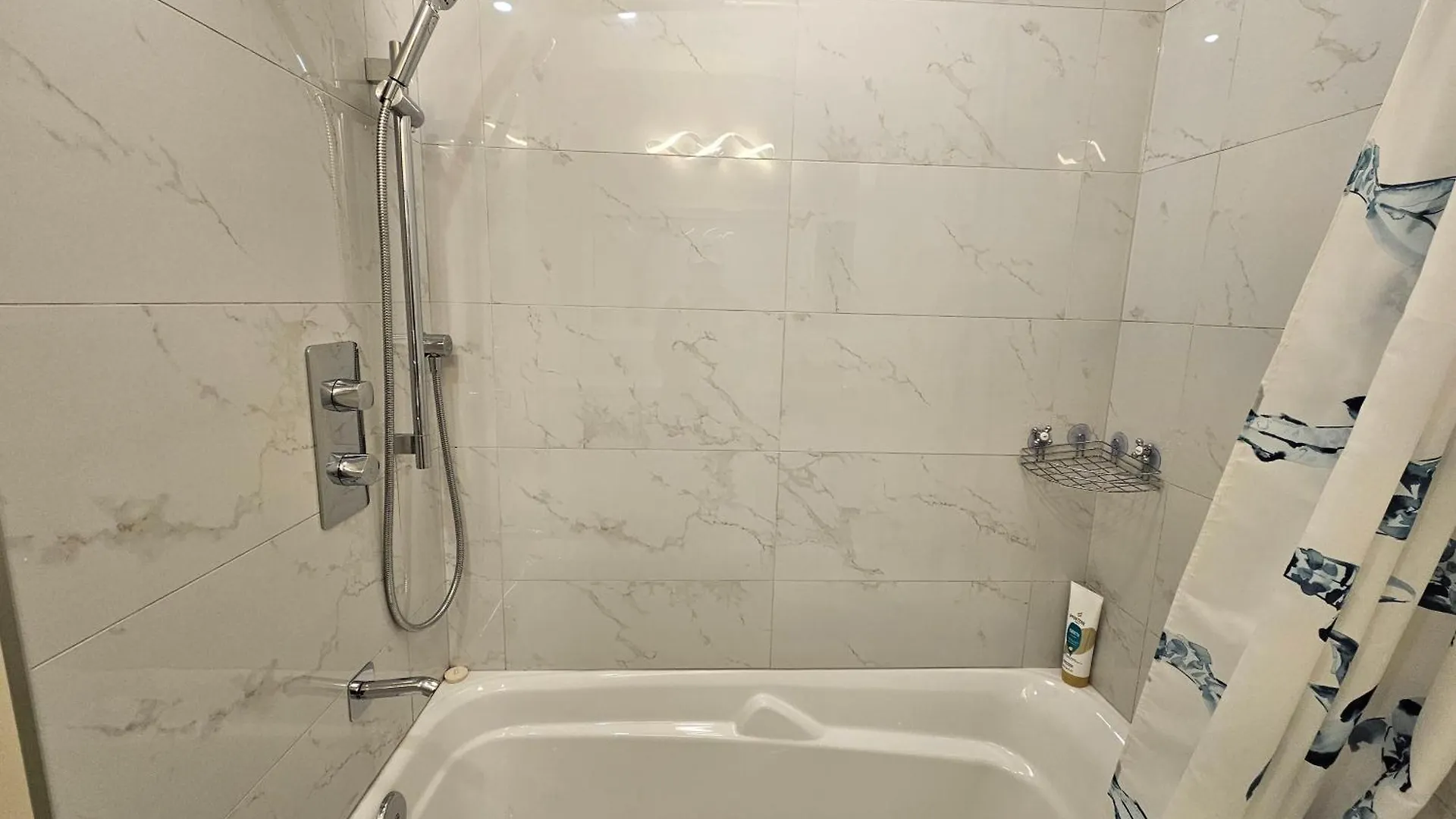 Newly-Renovated 3Br House, 12 Minutes To Airport Apartment Toronto
