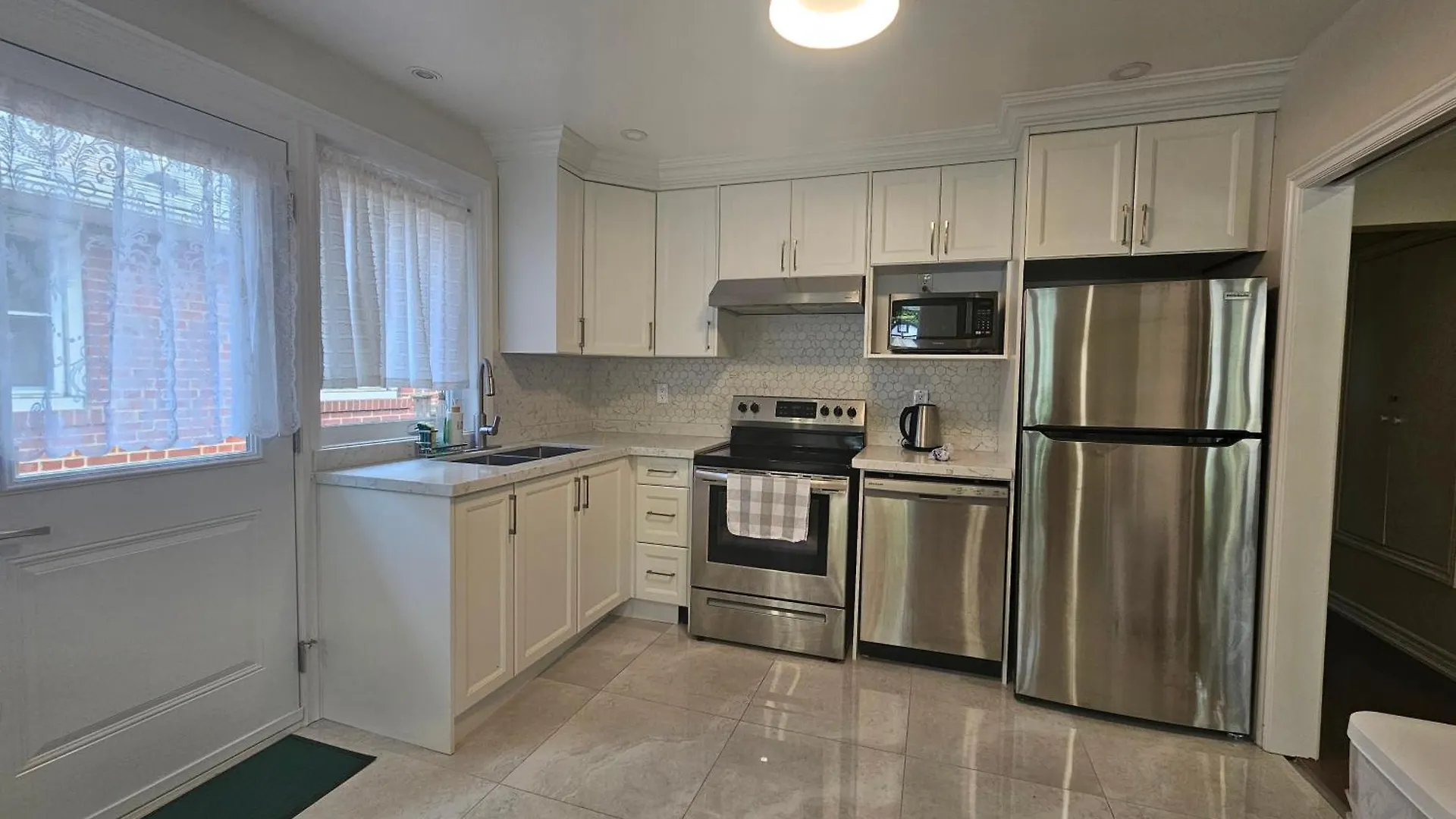 Newly-Renovated 3Br House, 12 Minutes To Airport Apartment Toronto 0*,  Canada
