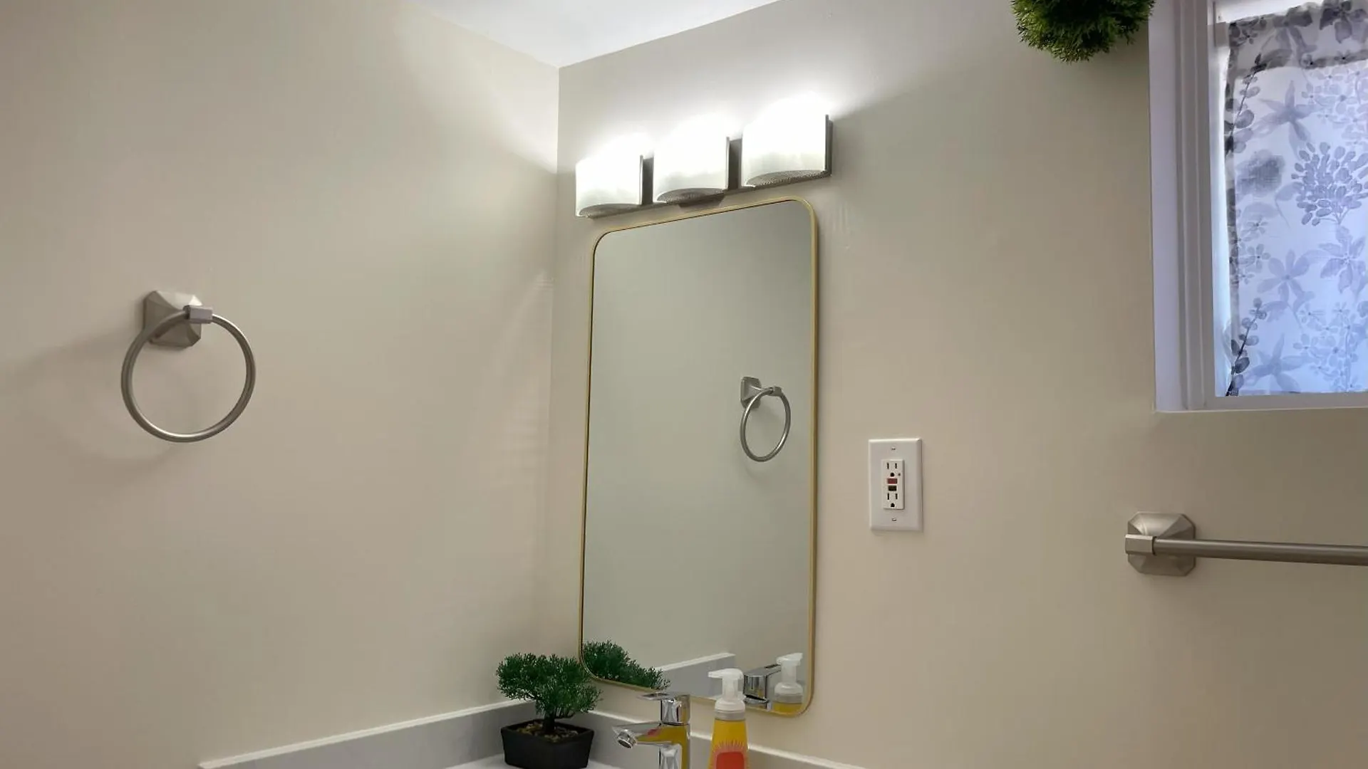 Newly-Renovated 3Br House, 12 Minutes To Airport Apartment Toronto