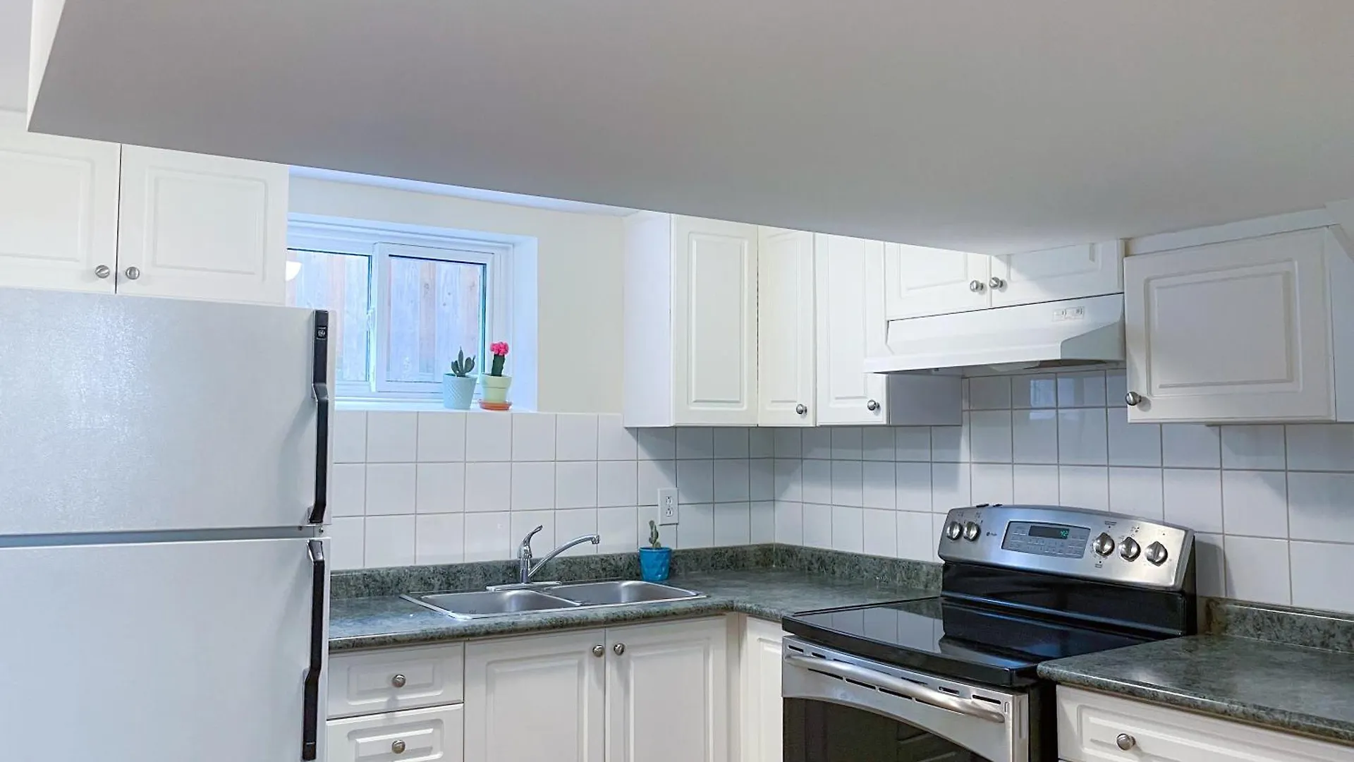 Newly-Renovated 3Br House, 12 Minutes To Airport Apartment Toronto Canada