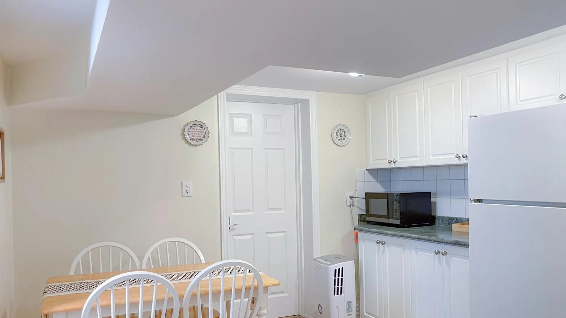 Newly-Renovated 3Br House, 12 Minutes To Airport Apartment Toronto 0*,  Canada
