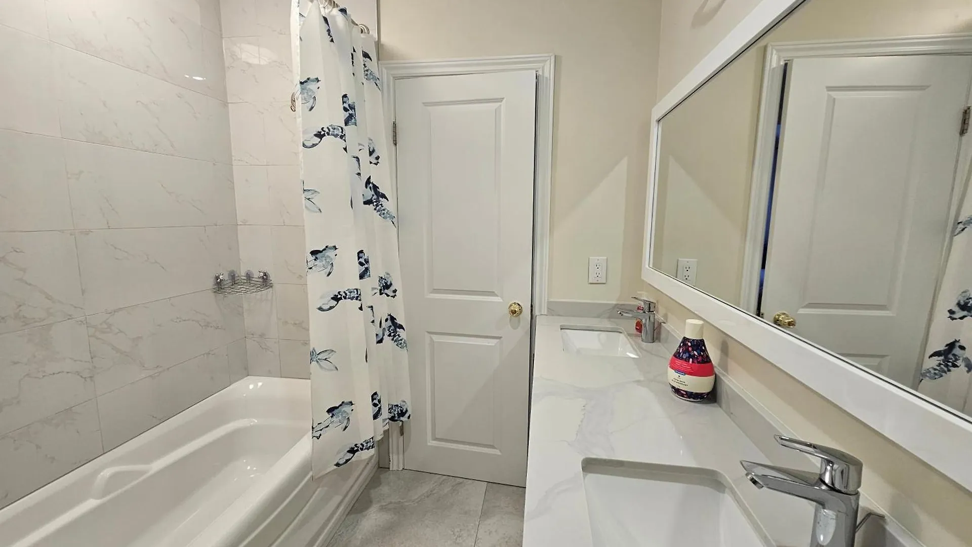 Appartamento Newly-Renovated 3Br House, 12 Minutes To Airport Toronto
